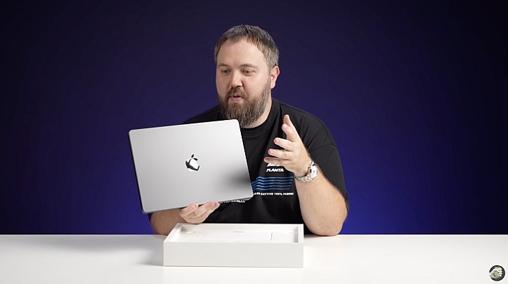 Відео розпакування MacBook Pro M4