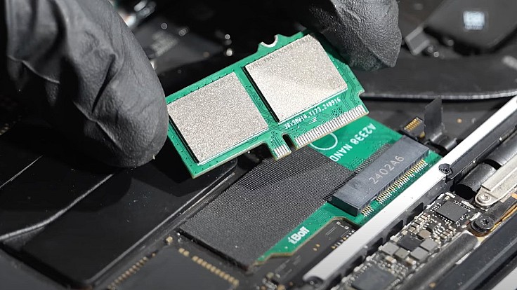 Ютубер демонструє апаратний хак для заміни припаяного накопичувача в MacBook
