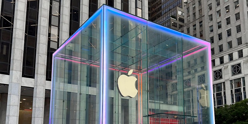 Магазин Apple на П'ятій авеню сяє в кольорах Apple Intelligence на честь запуску iPhone 16